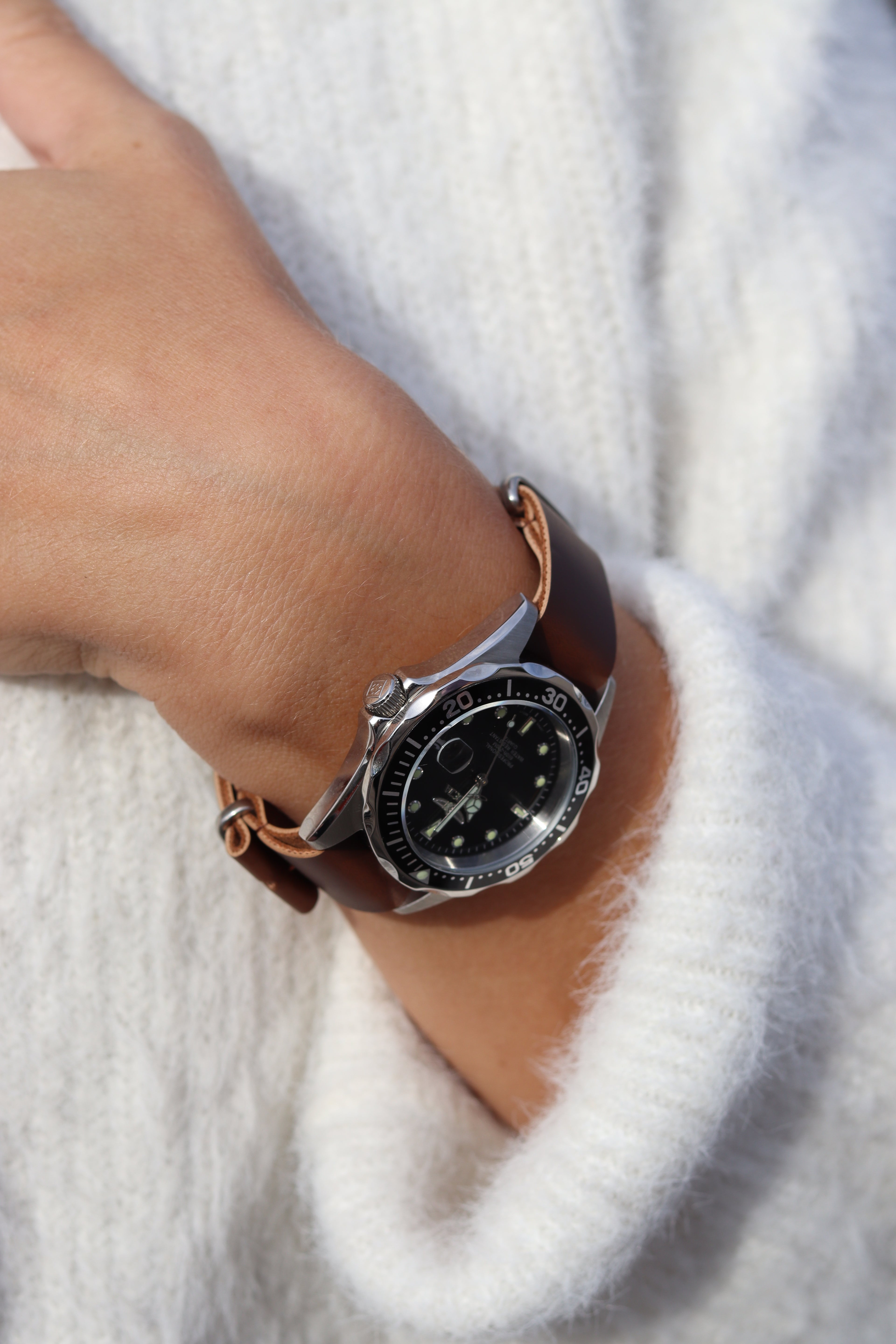 NATO-rem i kunstlæder mørkebrun