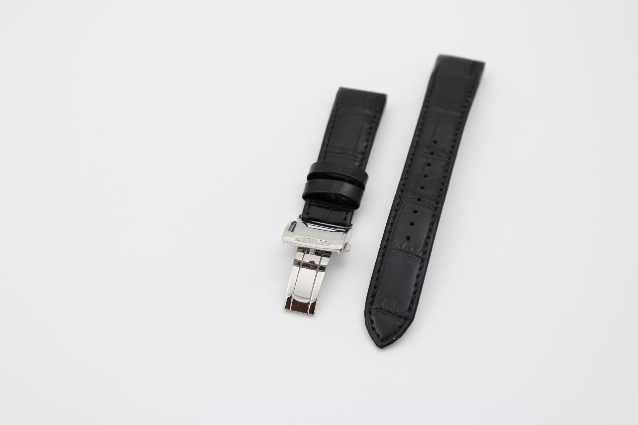 Seiko - 20 mm buet læderrem med alligatormønster, sort (4KK6JZ)