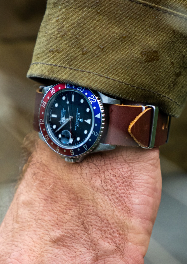 NATO-rem i mørkebrunt læder