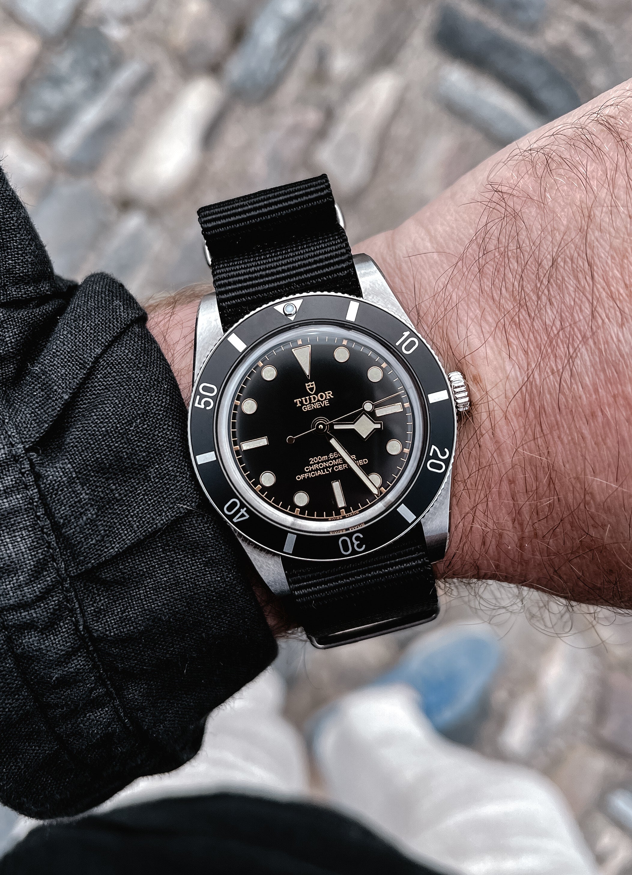 Klassisk NATO-rem i sort med sølvspænde