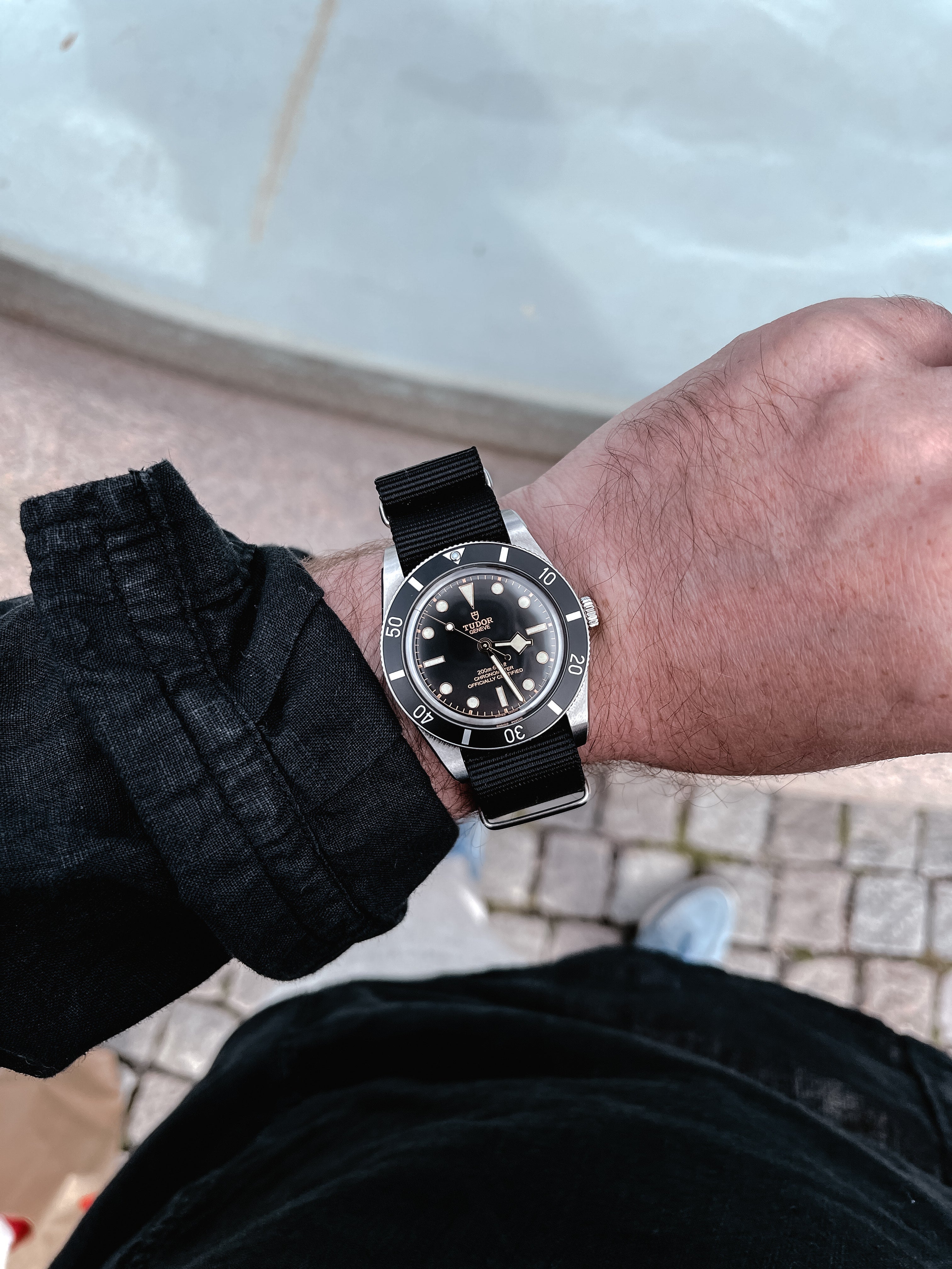 Klassisk NATO-rem i sort med sølvspænde